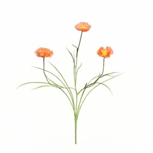 Een levensechte perzikkleurige kunstbloem klaproos met drie bloeiende bloemen en groene grassprieten, 68 cm lang, geïsoleerd op een witte achtergrond.
