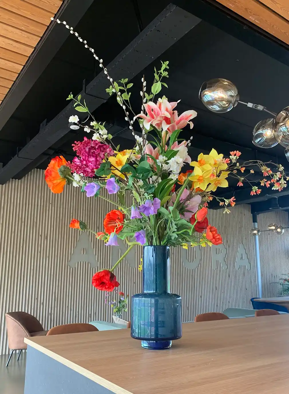 Kunstbloemen mooi geschikt in vaas met verschillende hoogtes en natuurlijke uitstraling