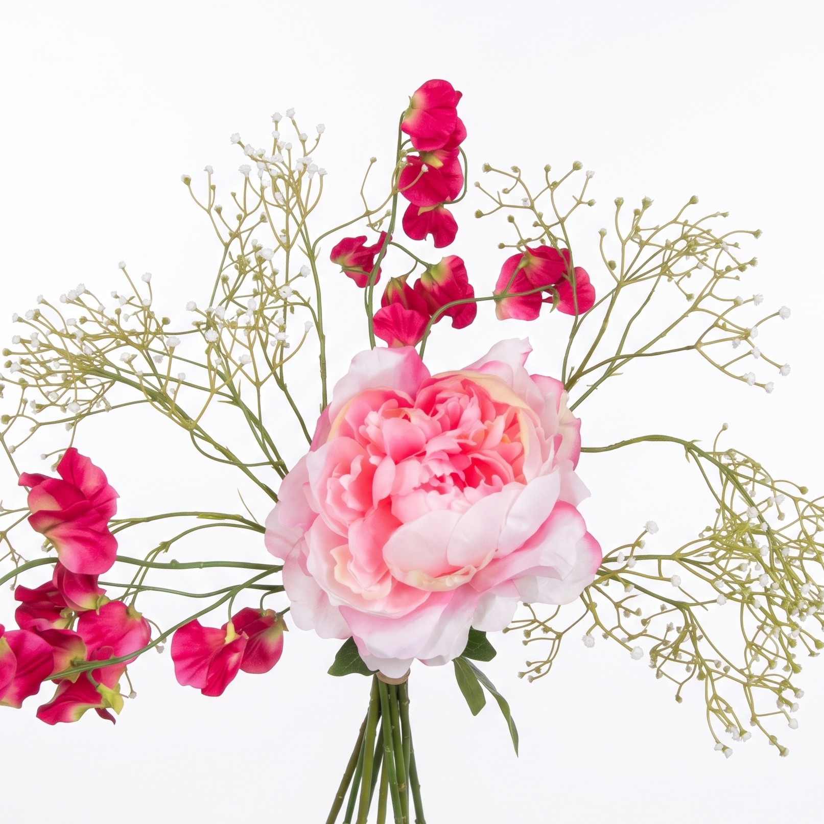 Close-up van de textuur van een zijden lichtroze pioenroos, omringd door felroze lathyrus bloemetjes en wit gipskruid, met samengebonden groene stelen aan de onderkant.