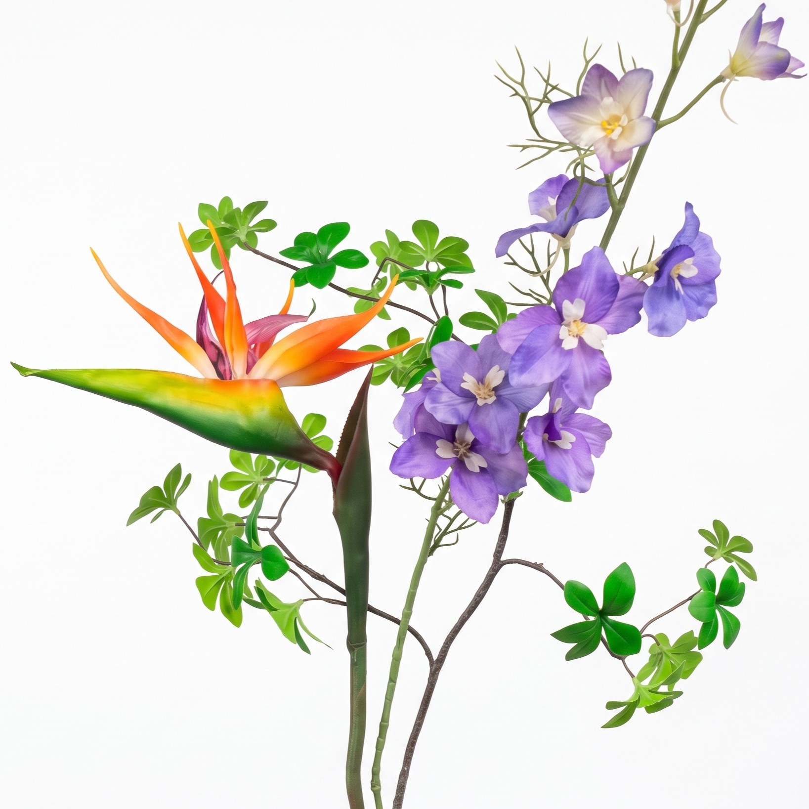 Heldere opname van oranje Paradijsvogelbloem en paarse Delphinium kunstbloemen