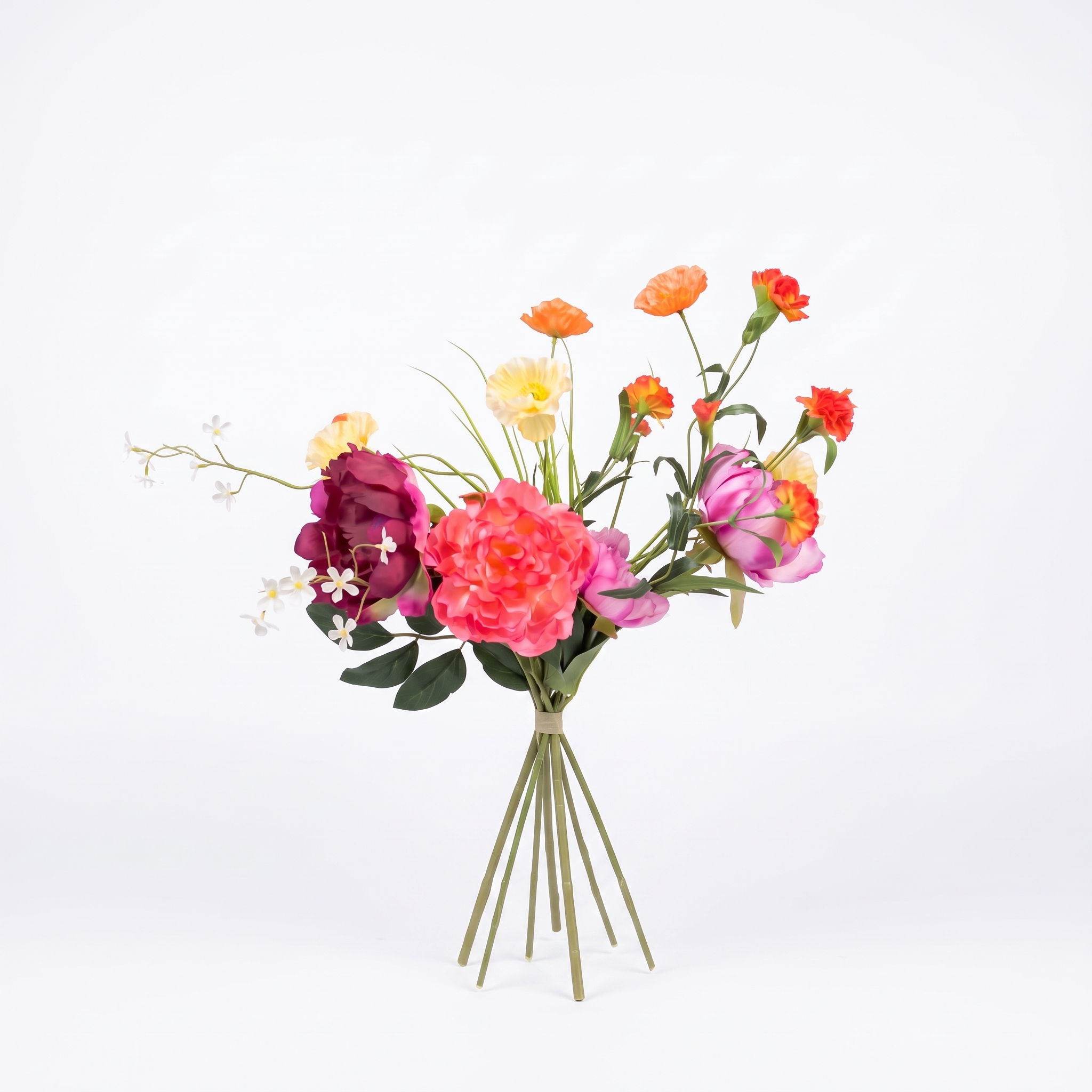 Detailfoto van een kunstbloemen boeket met pioenrozen en klaprozen op een witte achtergrond, waarbij de lange, gebonden stelen zichtbaar zijn.