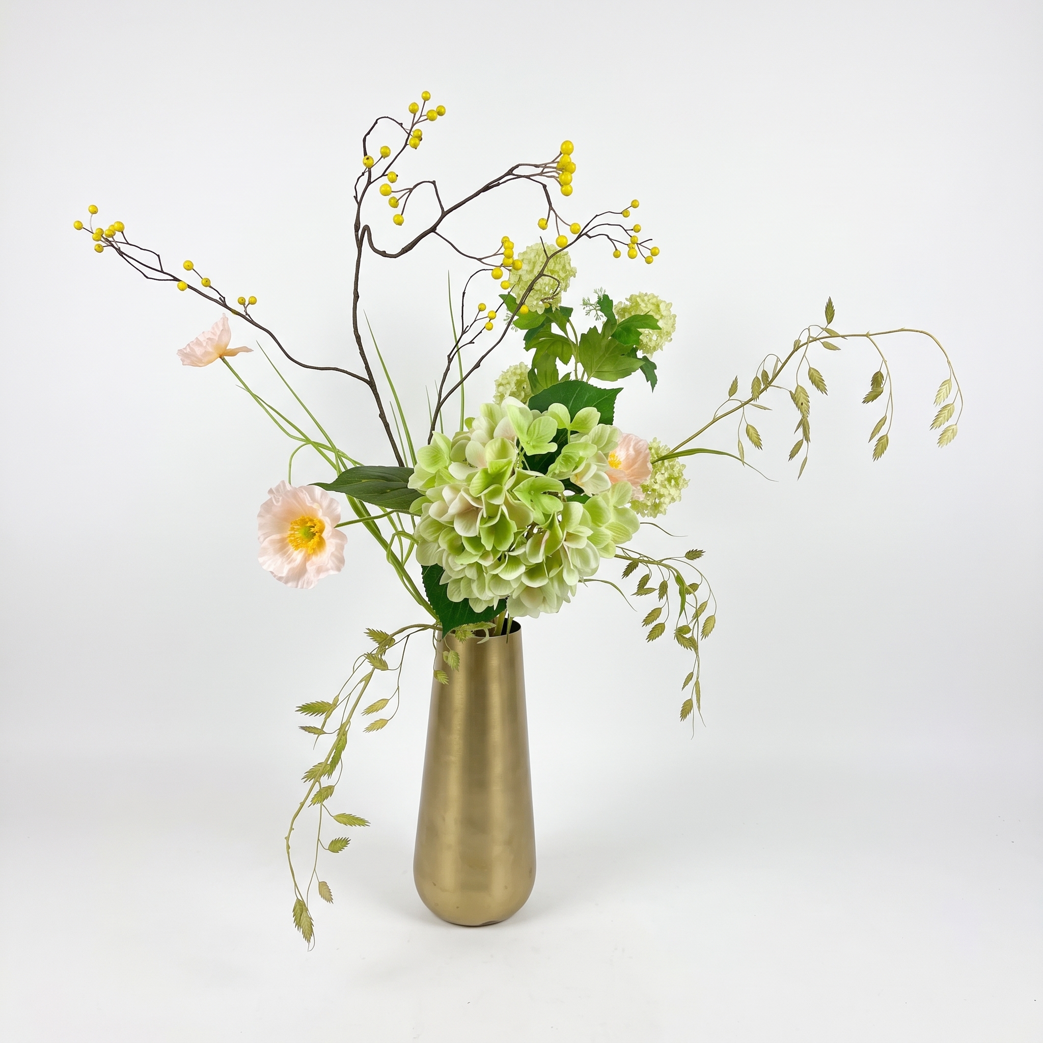 Kunstboeket met hortensia roze klaproos en speels trilgras in gouden vaas