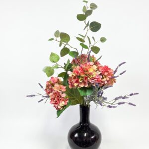 Volledig zijden boeket met roze hortensia's, paarse lavendel en eucalyptus in een donkere vaas