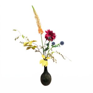 Kleurrijk kunstboeket van zijden veldbloemen met roodroze dahlia, oranje eremurus en paarse distels in zwarte glazen vaas.