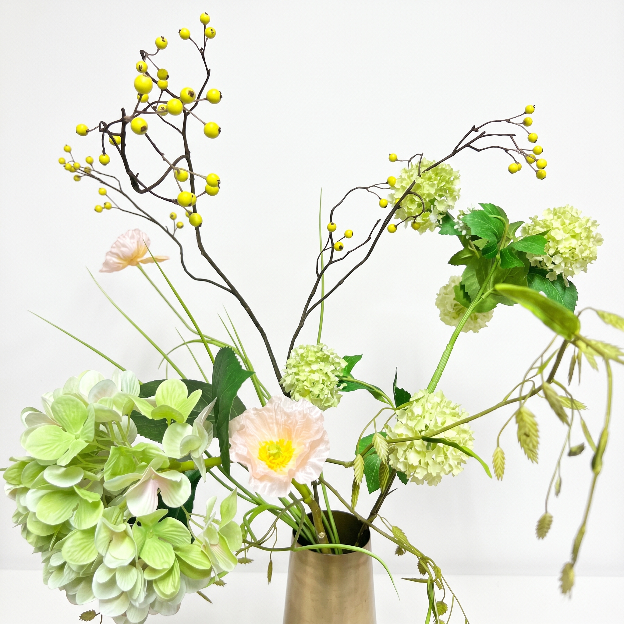 Hoogwaardig kunstboeket met hortensia en gele bessentakken